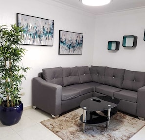 Departamento clásico, 2 habitaciones | Sala de estar | Smart TV de 32 pulgadas con canales digitales, televisión y Netflix