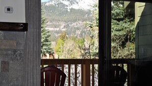 Un balcón con vista a un paisaje montañoso.