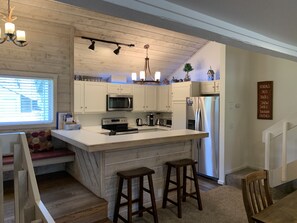 Fridge, microwave, oven, stovetop - 5-Star Solitude & Mammoth Mtn Views @ Snowcreek #237, Remodeled, Spa, Laundry (Mammoth Lakes)