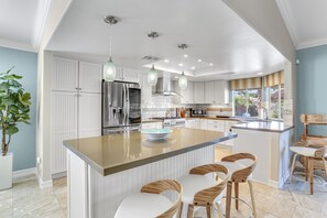 Frigorífic, microones, forn i placa de cuina 