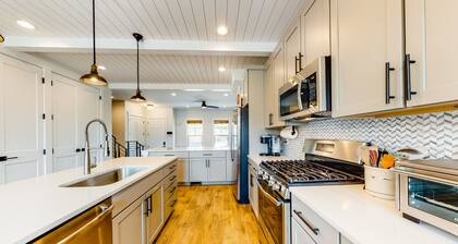 Family-friendly 3-story townhouse w/private gas grill near Park City Mountain