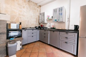 Refrigerador, microondas, horno, placa de cocina