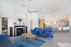 Televisión, chimenea, futbolito y tenis de mesa