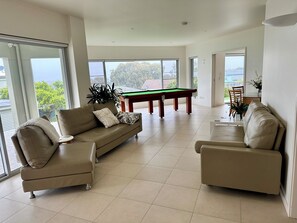 Televisión, chimenea, futbolito y tenis de mesa