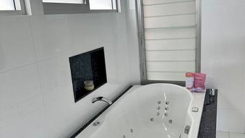 浴缸、按摩浴缸、吹风机、毛巾