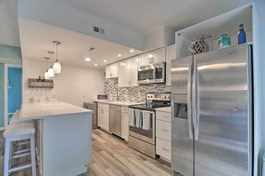 Geladeira, micro-ondas, cooktop, lava-louças