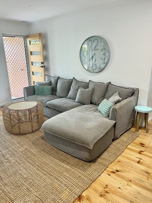 Smart TV, books - Beach Walk Cottage, Mornington, Pet Friendly (Newly renovated) (Mornington)