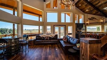 TV connectée, cheminée, lecteur de DVD, baby-foot