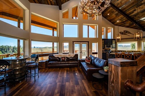 5 Arrows Ranch: Luxury Retreat with Sauna, Firepit, 360° Views, 140 Acres, Creek, and Forest Trails