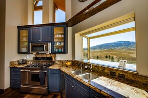 Réfrigérateur, micro-ondes, lave-vaisselle, cafetière/bouilloire