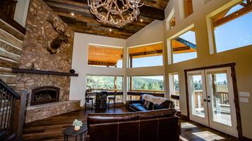 TV connectée, cheminée, lecteur de DVD, baby-foot