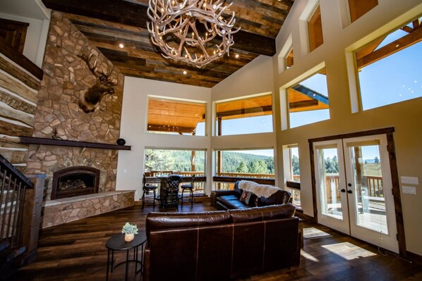 Smart TV, fireplace, DVD player, table football