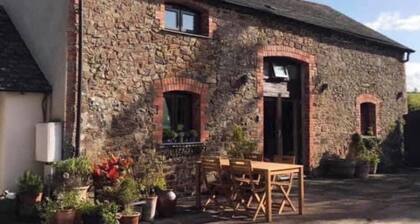 An Old Granary, Sleeps 4 - Private Hot Tub, Rural