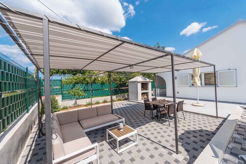 Ferienhaus mit Blick auf den Hof und den Pool