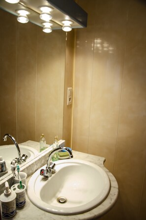 وحدات دش مع أحواض استحمام، مجففات شعر، مناشف، صابون