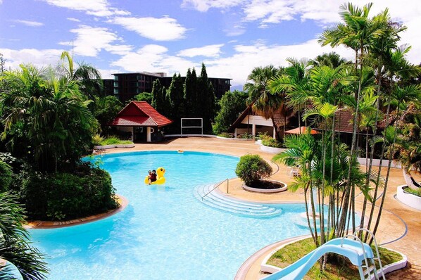 Una piscina al aire libre