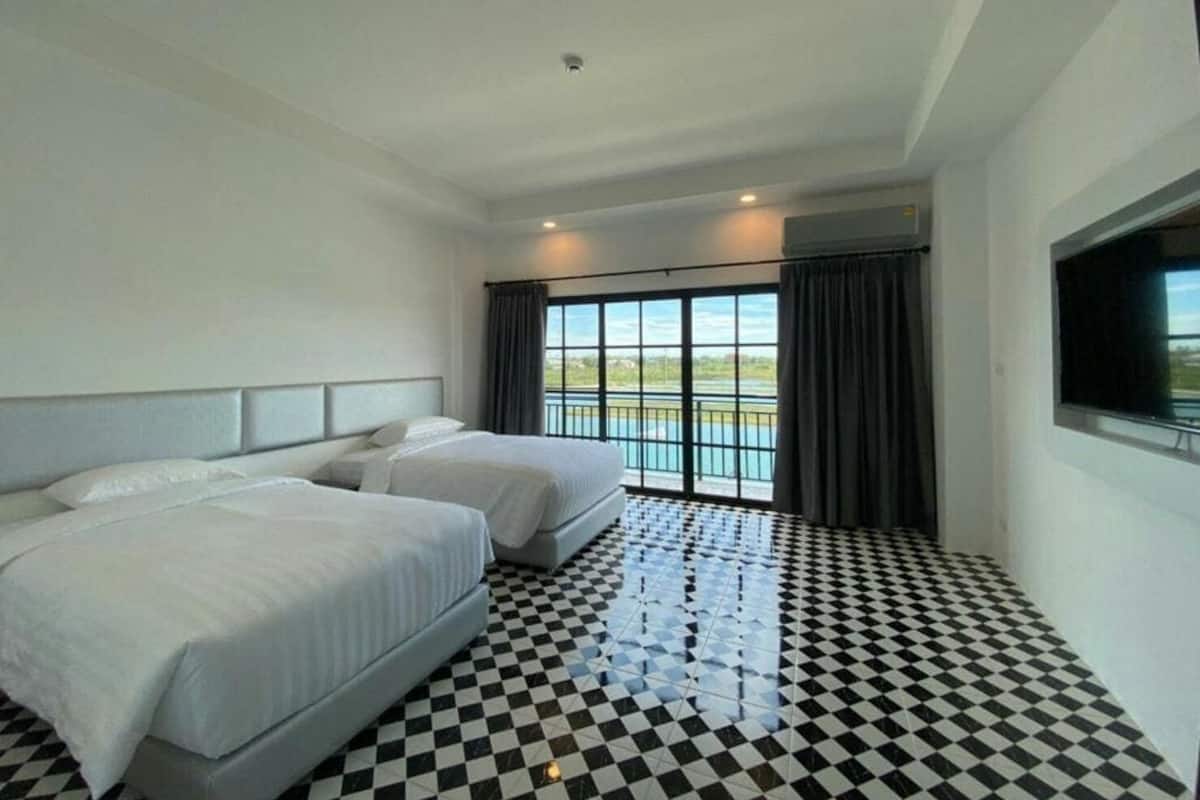 Superior Twin Room | Free minibar items, in-room safe, individually decorated