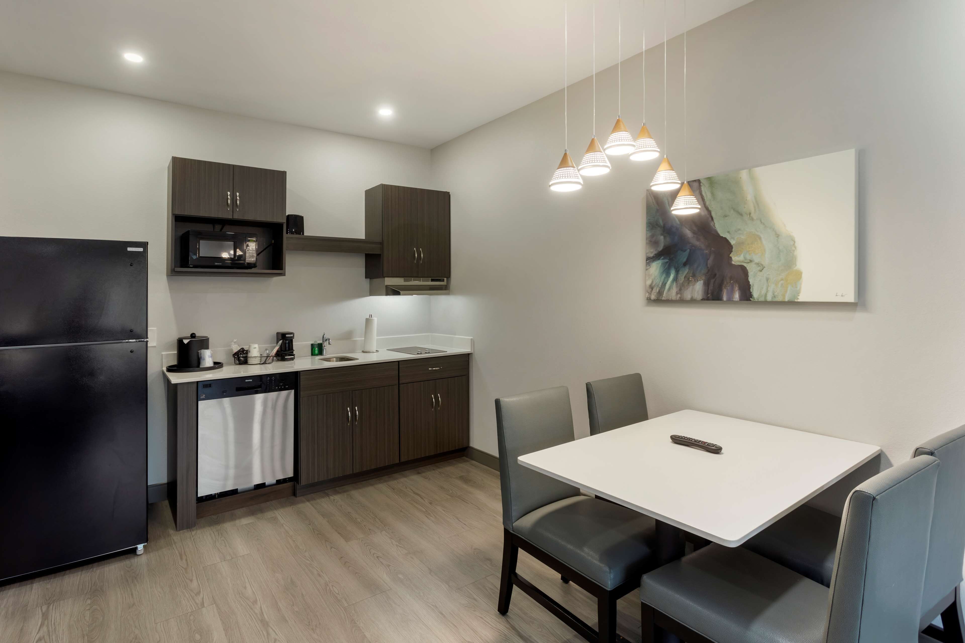 standard apartment, 2 queen beds, non smoking, kitchen (larger room;with sofabed) | private kitchenette | microwave, coffee/tea maker