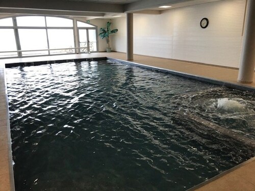 Charmant studio cabine pour 4 avec terrasse, piscine couverte, parking et salle de fitness à 400m des pistes