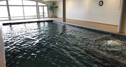 Charmant studio cabine pour 4 avec terrasse, piscine couverte, parking et salle de fitness à 400m des pistes