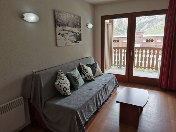 TV - Charming Studio with Covered Pool, Fitness Room and Parking, 400m from Slopes (La Mongie)