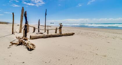 Beachfront home with private deck with views - dogs welcome