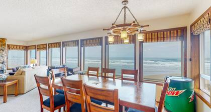 Beachfront home with private deck with views - dogs welcome