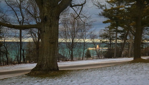 Historic Mushroom House, Earl Young’s Home overlooking Lake MI! New AC! 