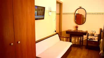 Comfort Quadruple Room (5) | In-room safe, laptop workspace, soundproofing, free WiFi