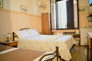 Kamar Triple Basic (1) | Brankas, ruang kerja ramah laptop, kedap suara, dan Wi-Fi gratis