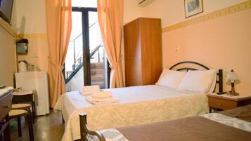 Klassieke driepersoonskamer (2) | Privékeuken | Een minikoelkast, schoonmaakproducten, een diepvriezer