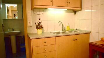 Eenvoudige driepersoonskamer (1) | Privékeuken | Een minikoelkast, schoonmaakproducten, een diepvriezer