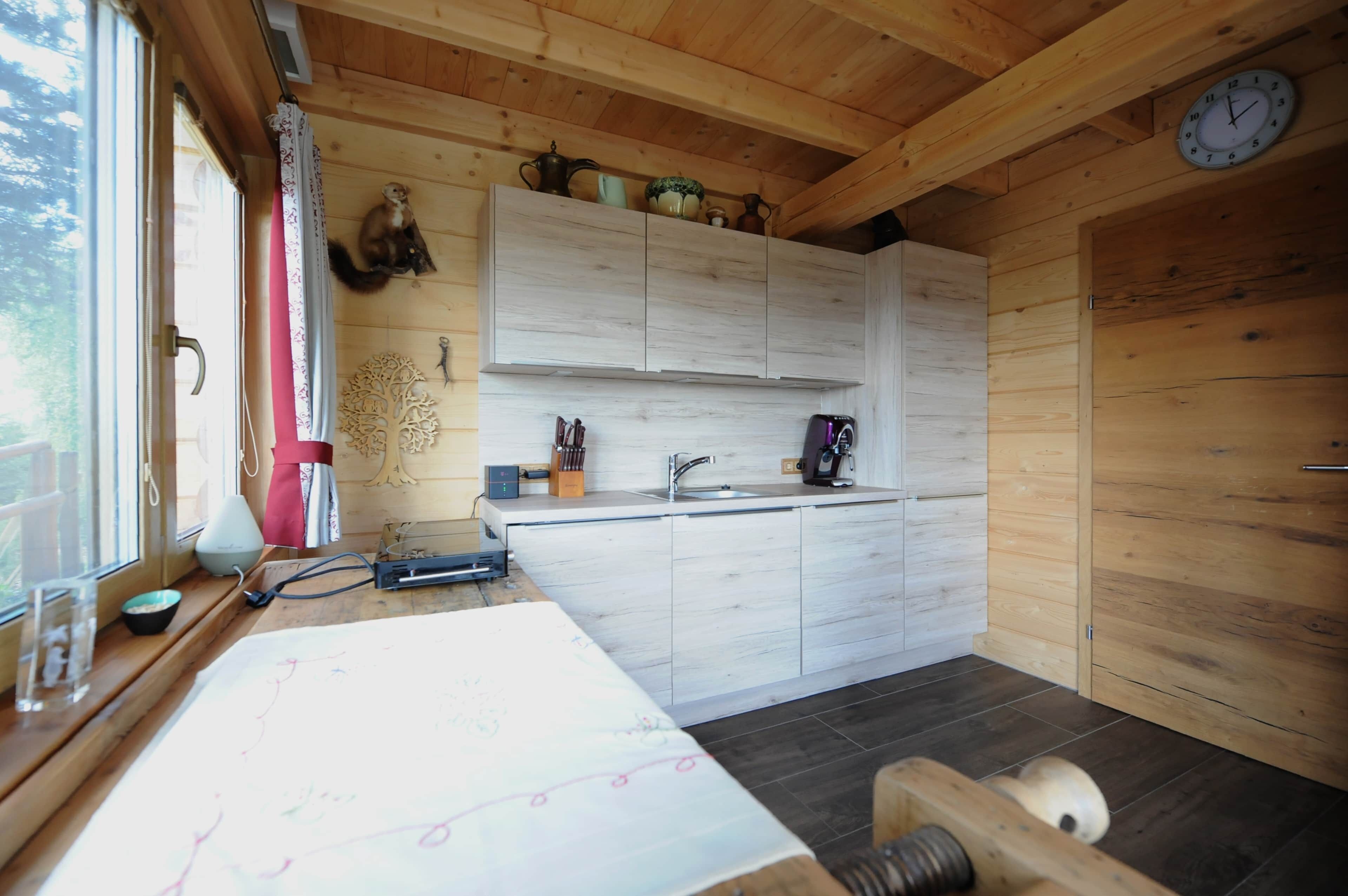 Refrigerador, horno, parrilla de estufa y cafetera y tetera 