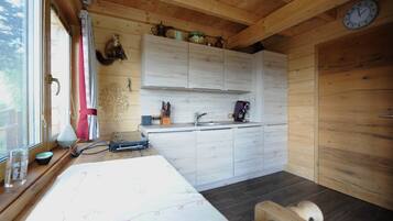 Kjøleskap, ovn, kokeplater og kaffetrakter/tekoker