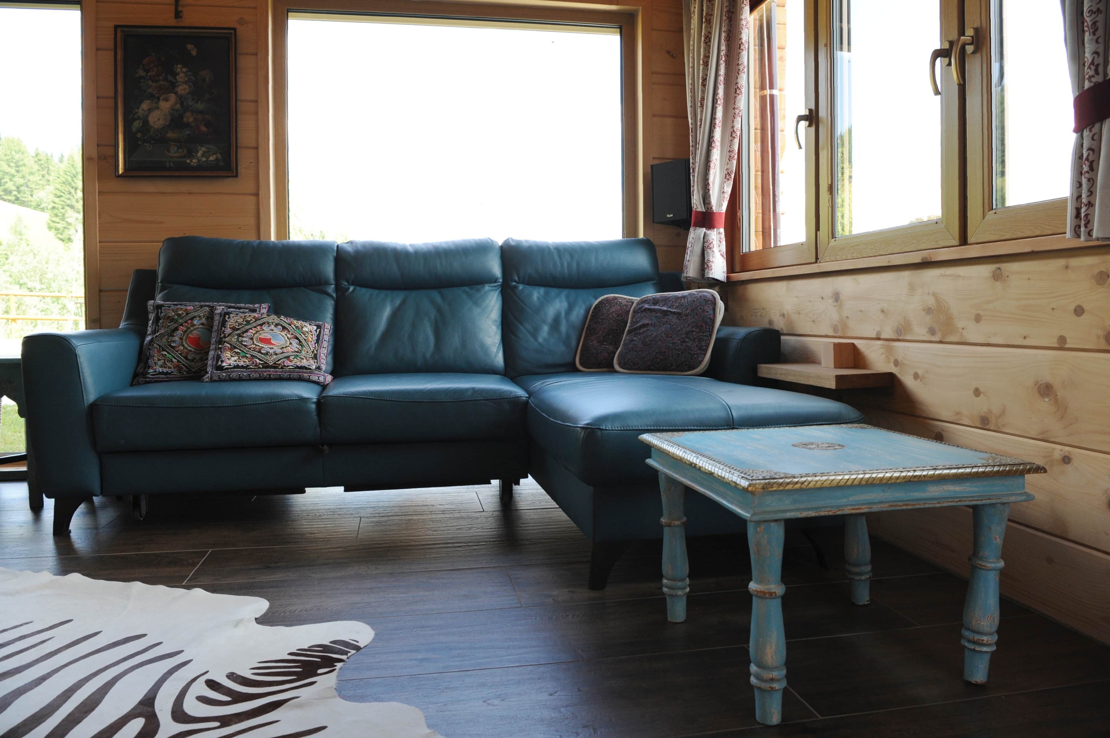 Smart TV, fireplace, DVD player, stereo