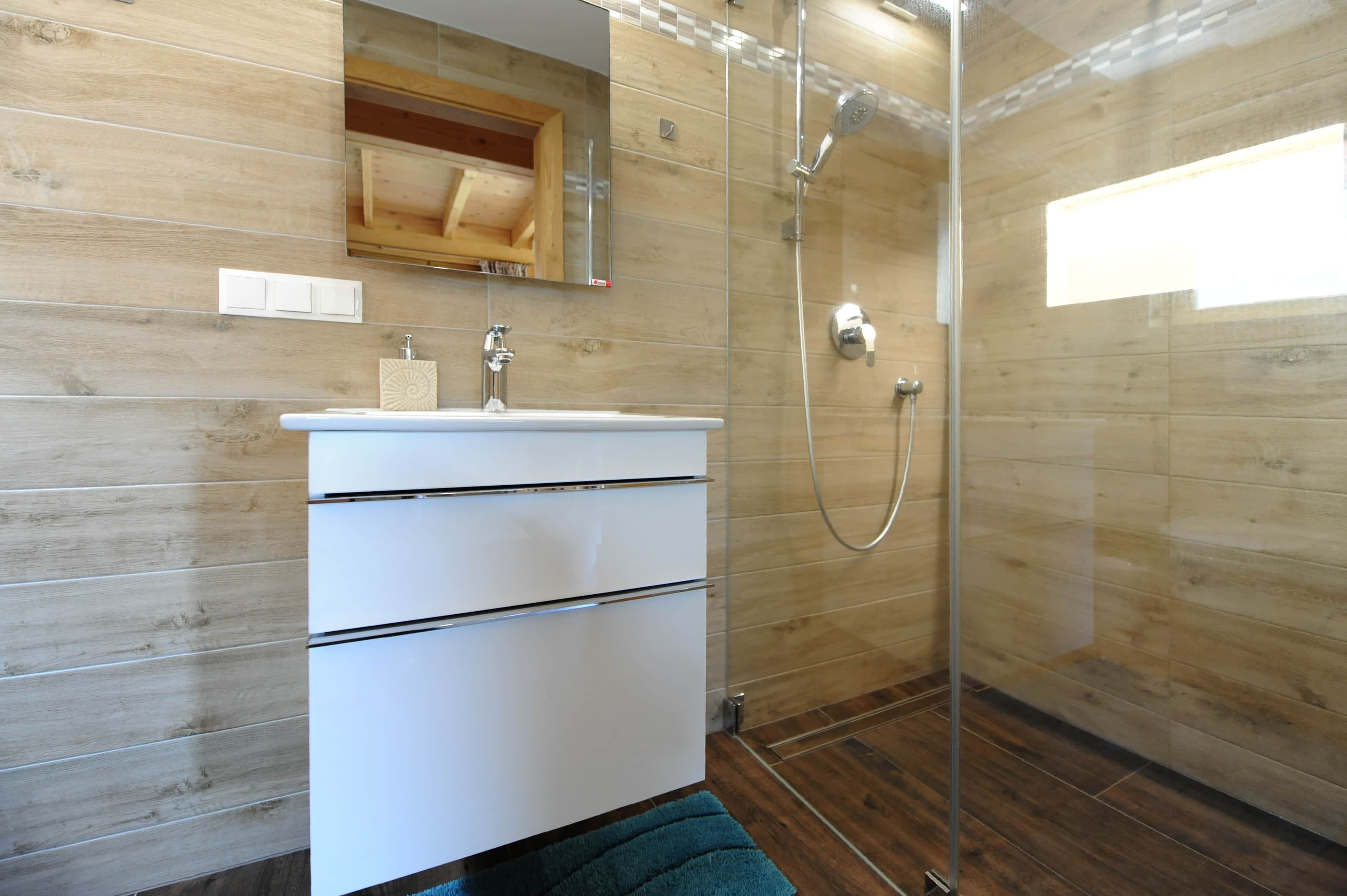 Douche, séchoir à cheveux, serviettes fournies
