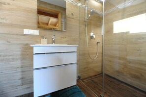 Shower, hair dryer, towels - Romantic cabin, wellness, nature and luxury (Ratten)