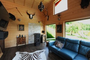 Smart TV, fireplace, DVD player, stereo - Romantic cabin, wellness, nature and luxury (Ratten)