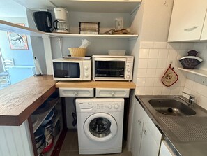 Fridge, microwave, dishwasher - Ski-In Apartment, 6 pax, Les Adrets-Prapoutel (Les Adrets-Prapoutel)