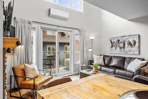 TV, caminetto, videogiochi