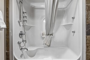 Bañera con ducha, secador de pelo, toallas