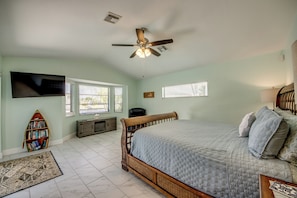 3 bedrooms, iron/ironing board, WiFi, bed sheets - Wide Water Views, Hot Tub, Heated pool! 75 reviews.Villa 27 (Cape Coral)