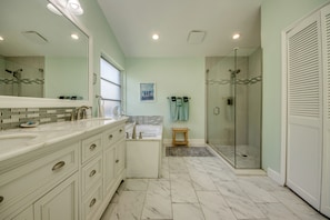 Bathtub, jetted tub, hair dryer, towels - Wide Water Views, Hot Tub, Heated pool! 75 reviews.Villa 27 (Cape Coral)