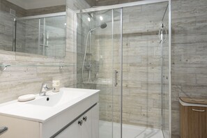 シャワー、ヘアドライヤー、タオル