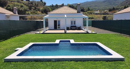 Independent house with private pool and sea view