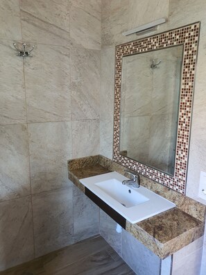 Sèche-cheveux, serviettes fournies, papier toilette