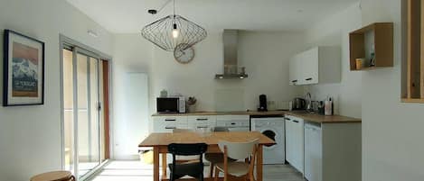 Réfrigérateur, micro-ondes, four, lave-vaisselle