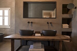 Bathtub, towels