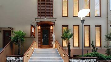 Fachada del alojamiento - Noche