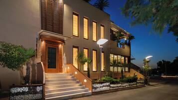 Fachada da propriedade à noite